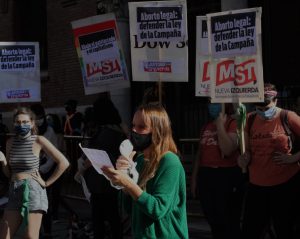 Luciana Echevarría leyendo el documento unitario en el Pañuelazo del 28 de mayo